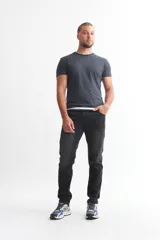 Pantalón de jean de corte slim, color gris oscuro, con bolsillos delanteros y traseros.