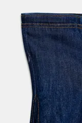 Top tipo corset o peplum de denim azul oscuro, sin tirantes (strapless) y con escote recto. Presenta costuras verticales marcadas y un ruedo con pliegues que le dan volumen en la parte inferior.