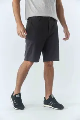 Bermuda tipo chino de gabardina texturizada, con diseño de cinco bolsillos, cierre de cremallera y botón frontal.