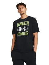 Remera de manga corta Under Armour, color negro, con estampado gráfico frontal que incluye el logo de la marca y texto en tonos verde neón y blanco.