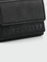 Billetera de cuero negra, compacta, con cierre de solapa con broche a presión y logo de la marca grabado en el frente.