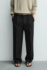 Pantalón de corte wide fit y largo cropped, confeccionado en tejido con elasticidad. Presenta cintura con pliegues frontales, bolsillos laterales y bolsillos traseros de vivo. Cierre frontal con cremallera y botón.