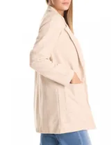 Blazer de tejido soft color beige, con silueta relajada y corte largo. Presenta cuello con solapas muesca, frente abierto sin botones y dos bolsillos de parche frontales.