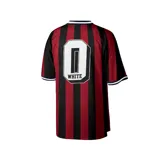 Remera de básquet de los Los Angeles Lakers, color negro con franjas verticales en violeta. Presenta el nombre del equipo en amarillo con borde blanco, el número 23 en blanco y el logo del equipo en el pecho.