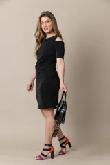 Vestido corto color beige con detalle drapeado en la cintura y hombros descubiertos.