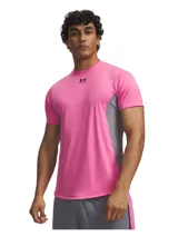 Remera deportiva Under Armour de manga corta, modelo M Challenger Pro SS, en color rosado con paneles laterales grises texturizados y cuello redondo.