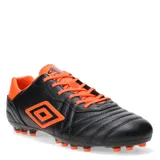 Championes de fútbol 11 Umbro modelo Touch AT, color negro con detalles en naranja vibrante. Presentan el logo de la marca en el lateral, cierre con cordones y suela con tapones diseñados para césped natural o artificial.