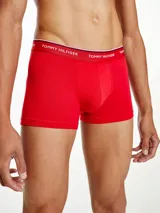 Pack de tres bóxers Tommy Hilfiger color rojo, confeccionados en algodón elástico con cintura elástica distintiva con el logo de la marca.