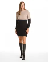 Vestido corto de punto acanalado con diseño color block, combinando un tono arena en la parte superior y negro en la inferior. Presenta cuello redondo, mangas largas y un corte ajustado al cuerpo.