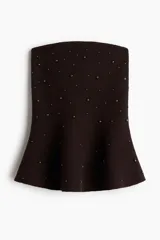 Top strapless de punto marrón con detalle de aplicaciones de cuentas metálicas y diseño peplum acampanado.
