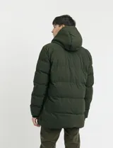 Campera puffer de corte largo, color verde militar, con capucha fija, cierre frontal y puños elásticos internos.