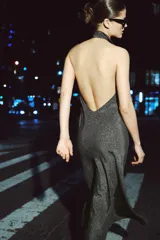 Vestido midi con cuello halter fluido y hombros descubiertos. Presenta un diseño de espalda descubierta, corte evasé y cierre con botones en el cuello. Confeccionado en una mezcla de algodón y viscosa con estampado de lunares pequeños.