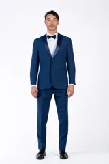 Ambo de fiesta Florenzi modelo Cezzari, corte slim fit. Incluye chaqueta con solapas en punta con detalle de raso al tono, cierre de dos botones y bolsillos de doble vivo. Pantalón de vestir a juego con bolsillos de doble vivo.