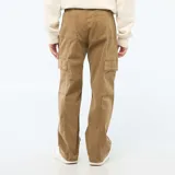 Pantalón cargo de corte recto en color marrón, con bolsillos laterales tipo cargo y bolsillos frontales. Presenta costuras reforzadas y cierre frontal.