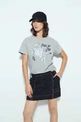 Remera blanca de manga corta con estampado gráfico de un gato marrón y un ratón, y la frase "Full of Joy" en amarillo.