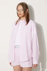 Camisa oversize de popelina de algodón a rayas verticales blancas y rosas, con cuello clásico, bolsillo en el pecho bordado y puños abotonados.