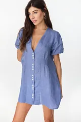 Vestido corto negro de lino italiano, con escote en V, mangas cortas abullonadas y cierre frontal de botones con cintura entallada y tablas.
