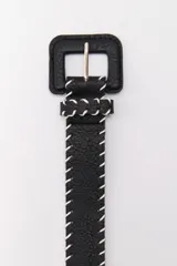 Cinturón negro de cuero sintético con hebilla cuadrada y costuras decorativas blancas.