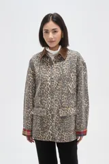 Campera de jean con estampado animal print, cuello de pana en color marrón, cierre frontal con botones metálicos, bolsillos frontales con solapa y puños con detalle de tela escocesa en tonos rojos y azules.