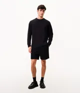 Bermuda masculina de color negro, confeccionada en mezcla de algodón y lino, con cintura elástica, cordón de ajuste y bolsillos laterales.