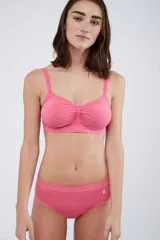 Bombacha clásica de tiro medio confeccionada en microfibra sin costuras, con fundillo de algodón.