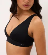 Soutien top de microfibra negra con escote en V profundo, tirantes anchos y banda inferior elástica.