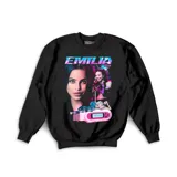 Buzo negro de cuello redondo y manga larga con estampado gráfico frontal de la cantante Emilia Mernes con estética retro y colores vibrantes.