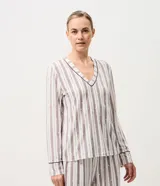 Pijama largo de 2 piezas, compuesto por una blusa de manga larga con escote en V y un pantalón de corte recto, confeccionados en tejido efecto piel de durazno con estampa de rayas y ribetes contrastantes en cuello, puños y ruedo.