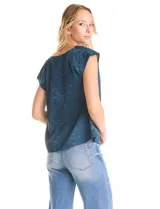 Blusa de satén labrado color verde oscuro, con cuello volcado y manga corta de hombro caído.