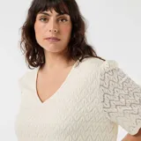 Camiseta de encaje color beige con diseño calado, escote en V y mangas cortas abullonadas.
