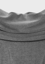 Top de lúrex color gris con diseño entallado, escote off-shoulder con drapeado y mangas largas.