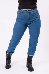 Pantalón tipo mom jean de tiro alto en color azul medio, con costuras en tono dorado y corte cónico.