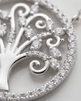 Collar de plata 925 con dije circular calado en forma de árbol de la vida, adornado con circonias brillantes.