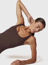 Enterito largo color chocolate, de tirantes, confeccionado en tejido suave y elástico. Presenta espalda abierta y piernas ligeramente anchas.