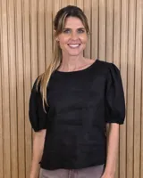Blusa de lino color negro con cuello redondo y mangas cortas abullonadas con elástico en los puños.