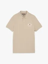 Chomba beige de algodón con cuello clásico, tapeta de dos botones y logo bordado en el pecho.