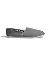 Alpargata de lona color gris, con suela de goma flexible y detalle de etiqueta lateral de la marca. Presenta un interior con diseño a rayas y plantilla de símil cuero.