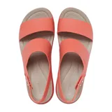 Sandalias tipo plataforma Crocs modelo Brooklyn Low Wedge, con tiras superiores en color azul marino y base de plataforma en color beige. Diseño ergonómico con tira ajustable en el talón.