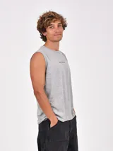 Musculosa negra de corte recto, sin mangas y con cuello redondo. Presenta un estampado frontal en blanco con texto en tipografía estilo retro.