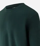 Pijama masculino de dos piezas confeccionado en tejido fleece texturizado. Incluye una remera de manga larga con cuello redondo y puños ajustados, y un pantalón tipo jogger con cintura elástica, cordón de ajuste y bolsillos laterales.