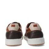 Zapato casual de hombre color marrón coñac, con cordones al tono, suela blanca de goma y detalle de cuero texturizado en el talón.