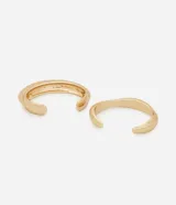 Kit de dos pulseras rígidas doradas con diseño orgánico y abertura.