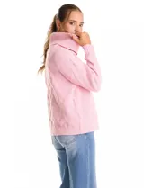 Buzo de punto grueso con textura en relieve, de cuello volcado y mangas largas con hombros caídos. Presenta puños y ruedo con terminación en rib.