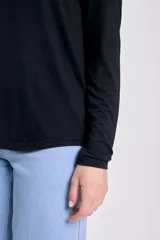 Remera básica de manga larga, color negro, con escote barco y calce al cuerpo.