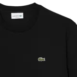 Remera de cuello redondo Lacoste, confeccionada en algodón, con manga corta y el icónico logo del cocodrilo bordado en el pecho.