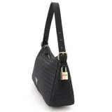 Bolso de hombro negro con textura tejida tipo trenzado. Presenta un asa de hombro delgada y herrajes metálicos dorados. En el frente lleva el logo triangular de Guess en metal dorado.