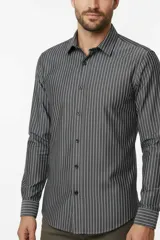 Camisa de algodón de manga larga con diseño de rayas verticales en tonos gris y blanco, cuello camisero clásico y cierre frontal con botones.