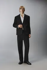 Blazer regular fit de lana color negro, con solapas de muesca, cierre frontal de un botón, bolsillos con solapa en la cadera y manga larga.