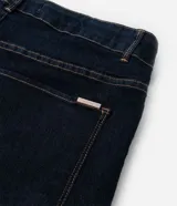 Pantalón de jeans azul oscuro, corte skinny, tiro alto, con bolsillos delanteros y traseros.