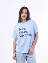 Remera blanca de manga corta con estampado frontal de una tortuga marina rodeada de corales y la frase "OCEAN LIFE".